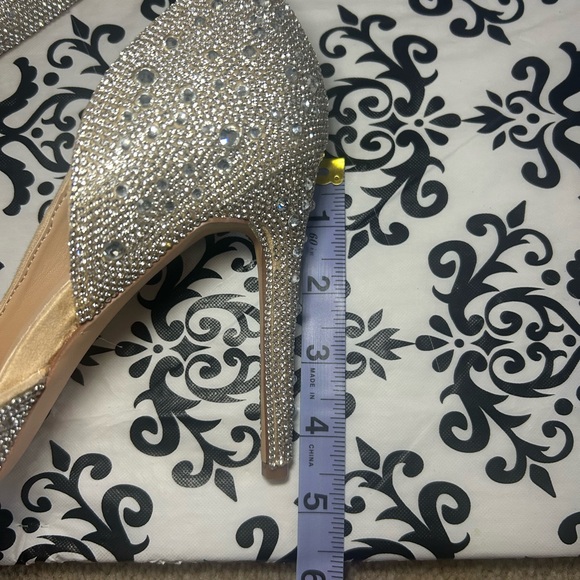 NWOT Silver Crystal Embellished Pumps - Picture 10 of 12